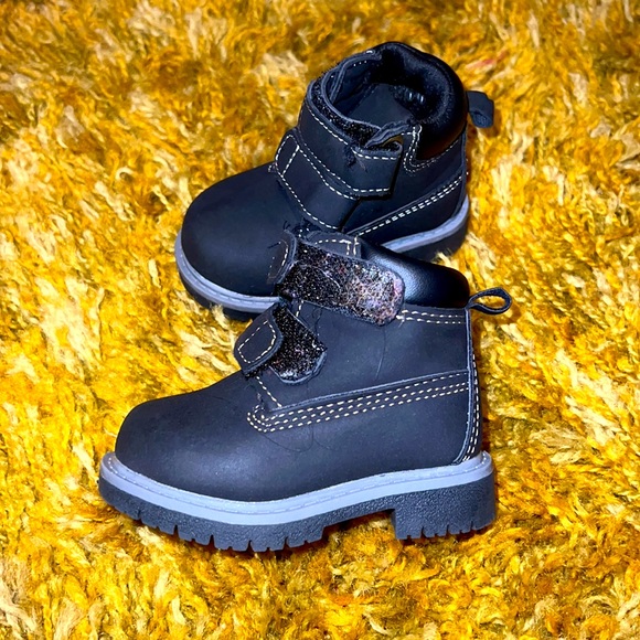 Baby boy boots size 2! - Picture 2 of 3